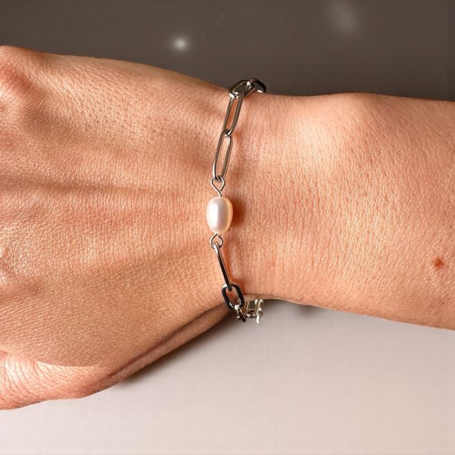 Doplněk, který rozzáří i ten nejobyčejnější outfit ✨ Ve zlaté i ve stříbrné barvě. Jako ze sna. Jen a jen pro Vás 🌙...